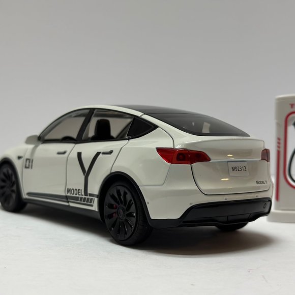 1:24 Tesla Model Y Diecast white headlight and taillight led white. - Picture 3 of 9